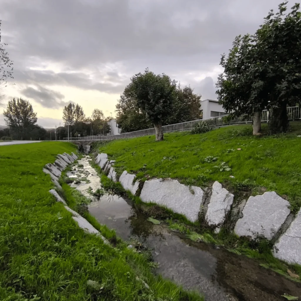 Aparcamientos disuasorios para el fomento del vehículo compartido asociados a la implantación de zonas de bajas emisiones en las ciudades gallegas. Avenida de Breogán